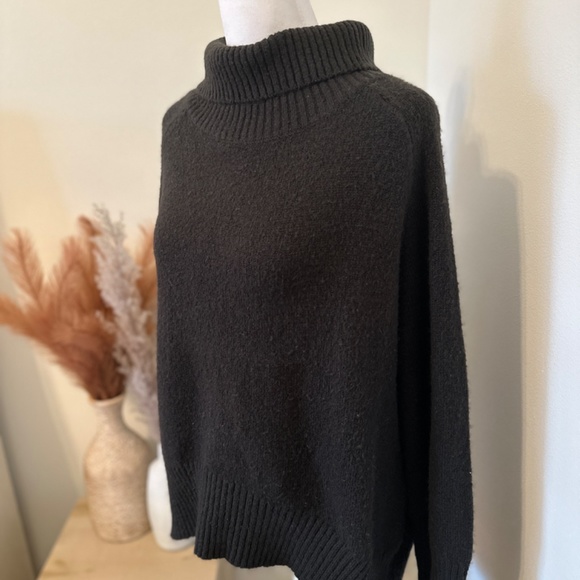 Pink Lily black sweater - Picture 2 of 3